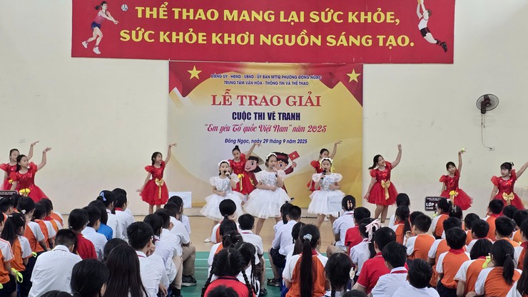 Cuộc thi vẽ tranh “Em yêu Tổ quốc Việt Nam” kết thúc tốt đẹp với nhiều tác phẩm ấn tượng, khẳng định sức hút và sự lan tỏa mạnh mẽ trong học sinh khối Tiểu học và Trung học cơ sở trên địa bàn phường Đông Ngạc- Ảnh 7.