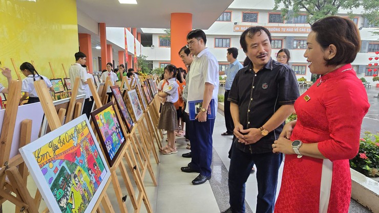 Cuộc thi vẽ tranh “Em yêu Tổ quốc Việt Nam” kết thúc tốt đẹp với nhiều tác phẩm ấn tượng, khẳng định sức hút và sự lan tỏa mạnh mẽ trong học sinh khối Tiểu học và Trung học cơ sở trên địa bàn phường Đông Ngạc- Ảnh 8.