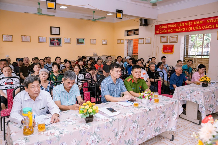 Ngày 28-9, các cử tri đại diện hộ gia đình của 12 Tổ dân phố (TDP) trên toàn phường nô nức đi bầu  tổ trưởng TDP nhiệm kỳ 2025 - 2027. Ghi nhận tại các nơi diễn ra các hội nghị, cuộc bầu cử đã thành công tốt đẹp.- Ảnh 8.