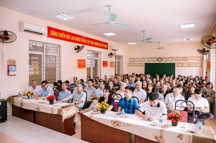 Ngày 28-9, các cử tri đại diện hộ gia đình của 12 Tổ dân phố (TDP) trên toàn phường nô nức đi bầu  tổ trưởng TDP nhiệm kỳ 2025 - 2027. Ghi nhận tại các nơi diễn ra các hội nghị, cuộc bầu cử đã thành công tốt đẹp.- Ảnh 4.