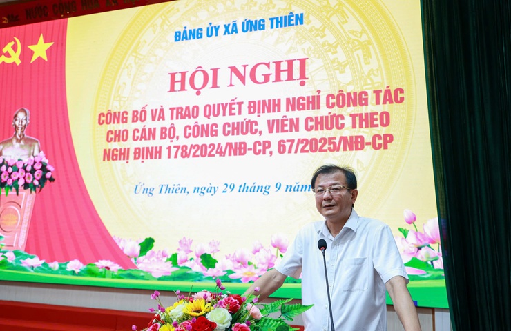 Lễ Chào cờ, sinh hoạt chính trị dưới cờ tháng 10 năm 2025 và trao Quyết định nghỉ công tác theo Nghị định 178-NĐ/CP, Nghị định 67-NĐ/CP của Chính phủ- Ảnh 4.