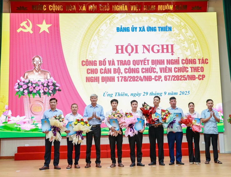 Lễ Chào cờ, sinh hoạt chính trị dưới cờ tháng 10 năm 2025 và trao Quyết định nghỉ công tác theo Nghị định 178-NĐ/CP, Nghị định 67-NĐ/CP của Chính phủ- Ảnh 14.