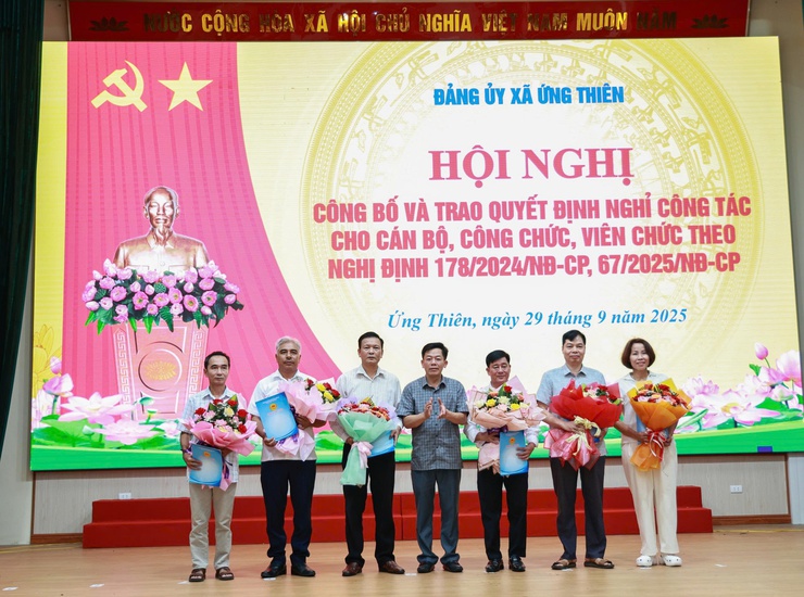 Lễ Chào cờ, sinh hoạt chính trị dưới cờ tháng 10 năm 2025 và trao Quyết định nghỉ công tác theo Nghị định 178-NĐ/CP, Nghị định 67-NĐ/CP của Chính phủ- Ảnh 12.