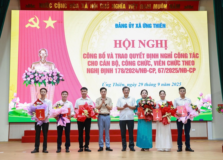 Lễ Chào cờ, sinh hoạt chính trị dưới cờ tháng 10 năm 2025 và trao Quyết định nghỉ công tác theo Nghị định 178-NĐ/CP, Nghị định 67-NĐ/CP của Chính phủ- Ảnh 11.