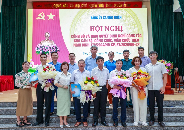 Lễ Chào cờ, sinh hoạt chính trị dưới cờ tháng 10 năm 2025 và trao Quyết định nghỉ công tác theo Nghị định 178-NĐ/CP, Nghị định 67-NĐ/CP của Chính phủ- Ảnh 10.