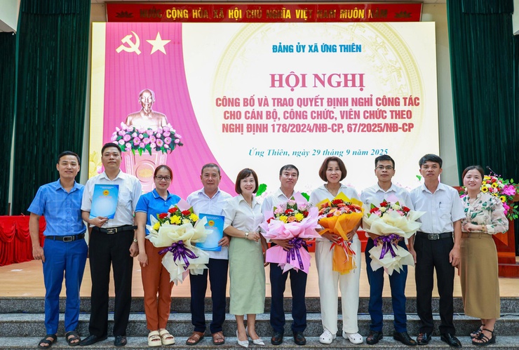 Lễ Chào cờ, sinh hoạt chính trị dưới cờ tháng 10 năm 2025 và trao Quyết định nghỉ công tác theo Nghị định 178-NĐ/CP, Nghị định 67-NĐ/CP của Chính phủ- Ảnh 13.