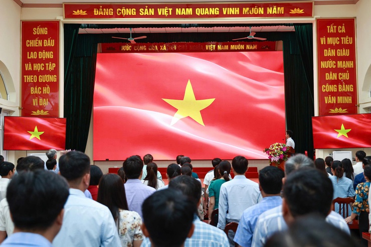 Lễ Chào cờ, sinh hoạt chính trị dưới cờ tháng 10 năm 2025 và trao Quyết định nghỉ công tác theo Nghị định 178-NĐ/CP, Nghị định 67-NĐ/CP của Chính phủ- Ảnh 1.