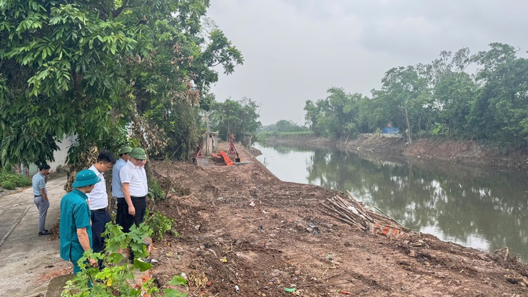 Bí thư Đảng ủy xã Tam Hưng Bùi Văn Sáng chỉ đạo: Chủ động theo dõi, ứng phó bão số 10 (BUALOI)- Ảnh 1.