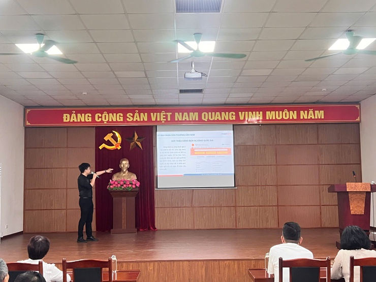 Phường Lĩnh Nam tổ chức Hội nghị tập huấn cách sử dụng các nền tảng số: iHanoi, VNeID, Cổng Dịch vụ công Quốc gia, AI và tiện ích công nghệ số.- Ảnh 1.