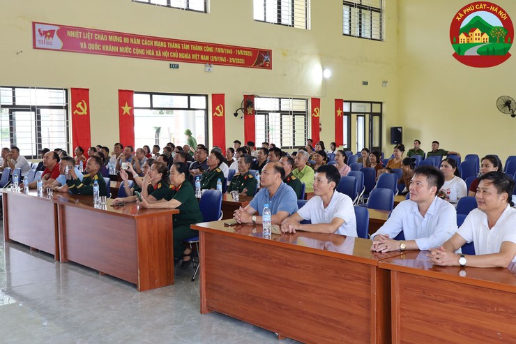 Phú Cát tổ chức cho nhân dân xem trực tiếp Lễ kỷ niệm, diễu binh, diễu hành 80 năm Cách mạng Tháng Tám và Quốc khánh 02/9- Ảnh 4.