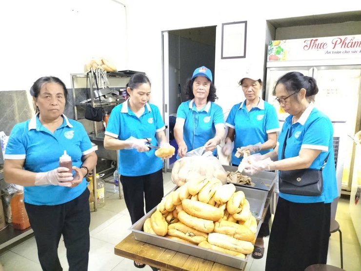 Phụ nữ phường Việt Hưng đồng hành hỗ trợ lực lượng làm nhiệm vụ A80- Ảnh 11.