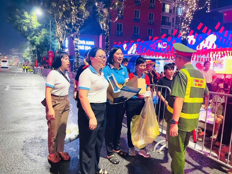 Phụ nữ phường Việt Hưng đồng hành hỗ trợ lực lượng làm nhiệm vụ A80- Ảnh 5.