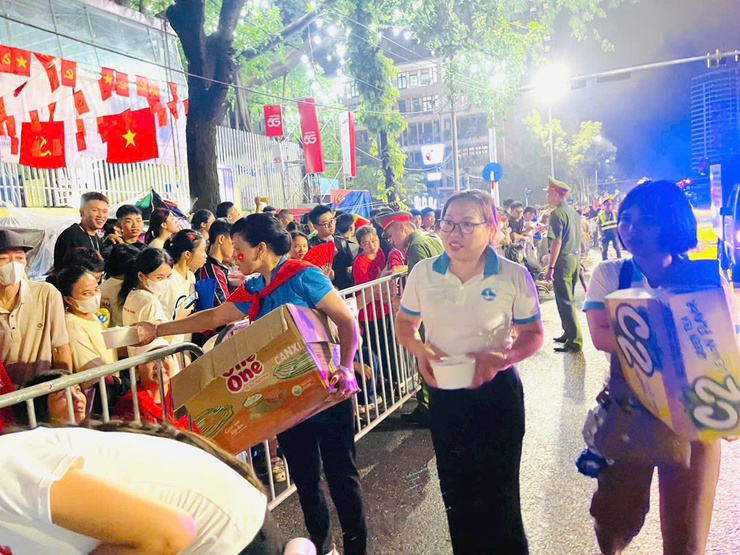 Phụ nữ phường Việt Hưng đồng hành hỗ trợ lực lượng làm nhiệm vụ A80- Ảnh 6.