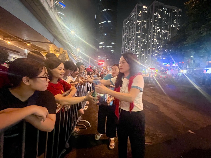 Phụ nữ phường Việt Hưng đồng hành hỗ trợ lực lượng làm nhiệm vụ A80- Ảnh 4.