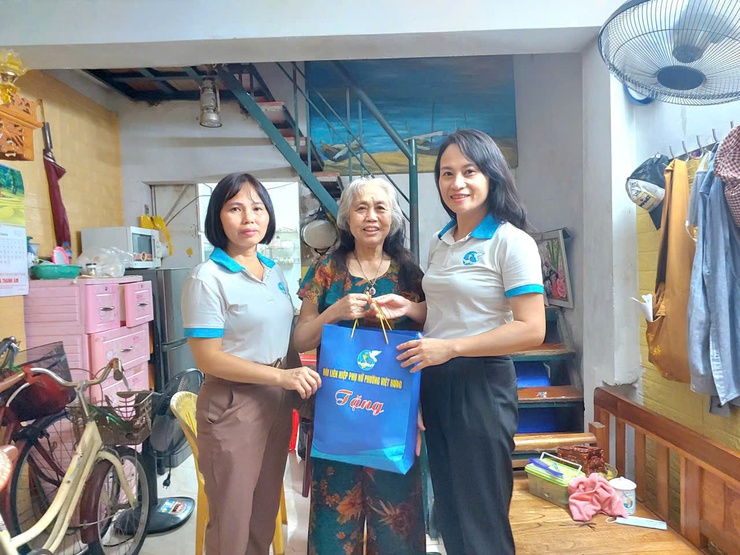 Phụ nữ phường Việt Hưng đồng hành hỗ trợ lực lượng làm nhiệm vụ A80- Ảnh 8.