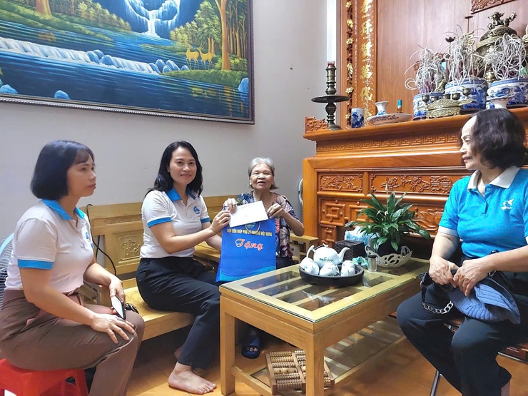 Phụ nữ phường Việt Hưng đồng hành hỗ trợ lực lượng làm nhiệm vụ A80- Ảnh 7.
