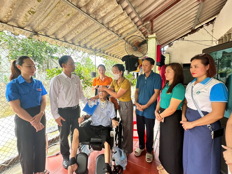 Ủy ban MTTQ xã Suối Hai thăm, tặng quà cho các gia đình có hoàn cảnh đặc biệt khó khăn nhân dịp Quốc khánh 2/9- Ảnh 1.