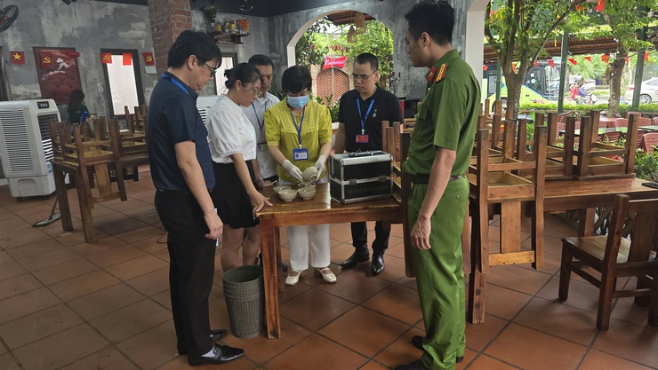 Phường Long Biên tăng cường công tác đảm bảo an toàn thực phẩm dịp Tết Trung thu năm 2025- Ảnh 1.