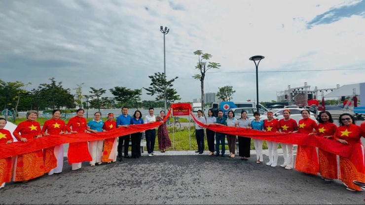 Ủy ban MTTQ Việt Nam phường Việt Hưng tổ chức gắn biển công trình Ghế đá “Đại đoàn kết” tại Công viên Long Biên- Ảnh 1.
