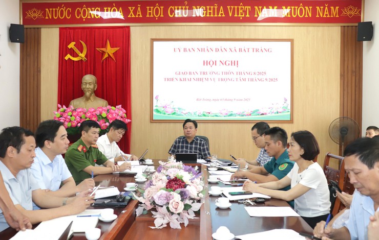  Lãnh đạo UBND xã Bát Tràng giao ban với các trưởng thôn về việc thực hiện nhiệm vụ tháng 8, triển khai nhiệm vụ trọng tâm tháng 9 năm 2025- Ảnh 1.