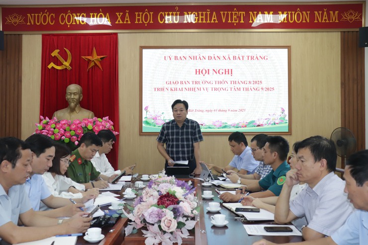  Lãnh đạo UBND xã Bát Tràng giao ban với các trưởng thôn về việc thực hiện nhiệm vụ tháng 8, triển khai nhiệm vụ trọng tâm tháng 9 năm 2025- Ảnh 3.