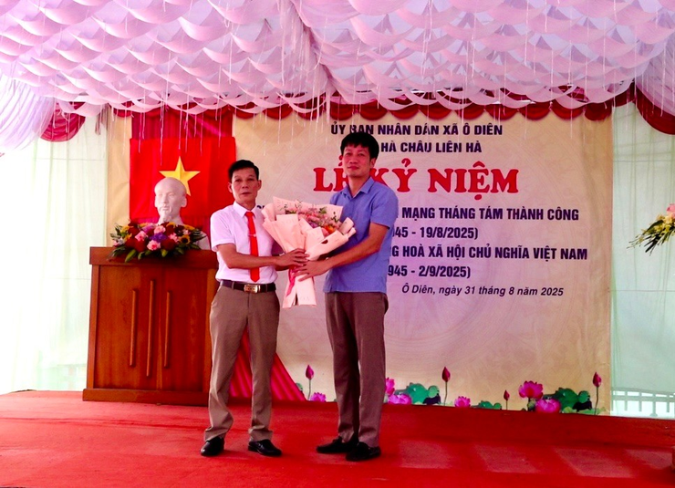Lễ kỷ niệm 80 năm Cách mạng Tháng Tám và Quốc khánh 2/9 tại xóm Hà Châu, thôn Qúy, Liên Hà- Ảnh 1.