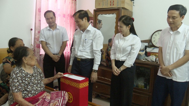 Các đồng chí lãnh đạo xã thăm, tặng quà Bà Mẹ Việt Nam Anh hùng nhân dịp Quốc khánh- Ảnh 1. Các đồng chí lãnh đạo xã thăm, tặng quà Bà Mẹ Việt Nam Anh hùng nhân dịp Quốc khánh- Ảnh 1.