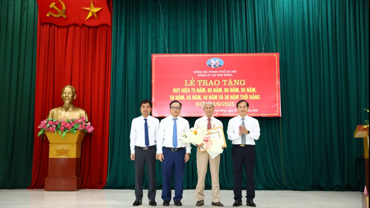 Sơn Đồng: 38 đồng chí được tặng, truy tặng Huy hiệu Đảng đợt 02/9/2025- Ảnh 3.