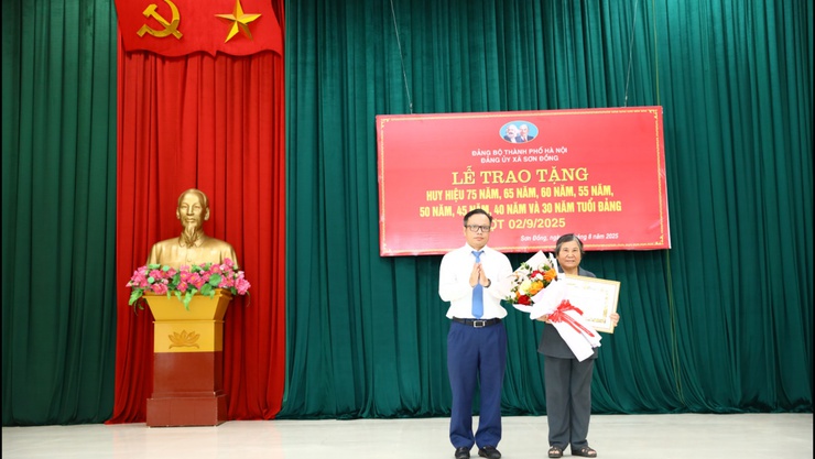 Sơn Đồng: 38 đồng chí được tặng, truy tặng Huy hiệu Đảng đợt 02/9/2025- Ảnh 5. Sơn Đồng: 38 đồng chí được tặng, truy tặng Huy hiệu Đảng đợt 02/9/2025- Ảnh 5.