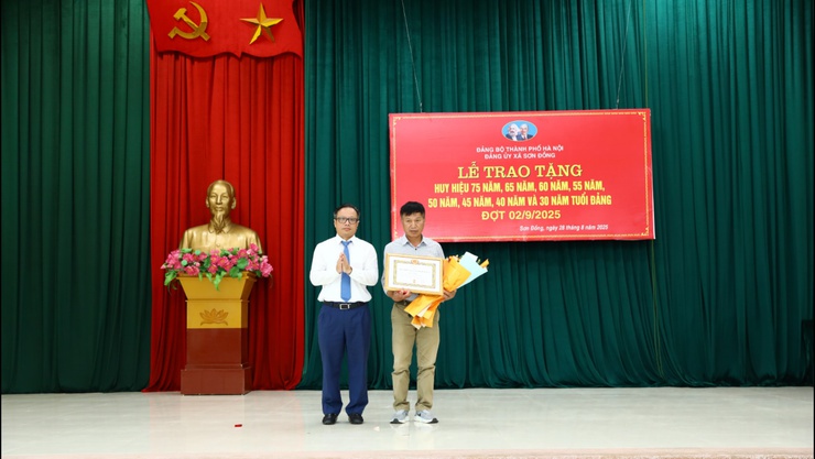 Sơn Đồng: 38 đồng chí được tặng, truy tặng Huy hiệu Đảng đợt 02/9/2025- Ảnh 6.