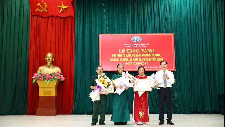 Sơn Đồng: 38 đồng chí được tặng, truy tặng Huy hiệu Đảng đợt 02/9/2025- Ảnh 7. Sơn Đồng: 38 đồng chí được tặng, truy tặng Huy hiệu Đảng đợt 02/9/2025- Ảnh 7.