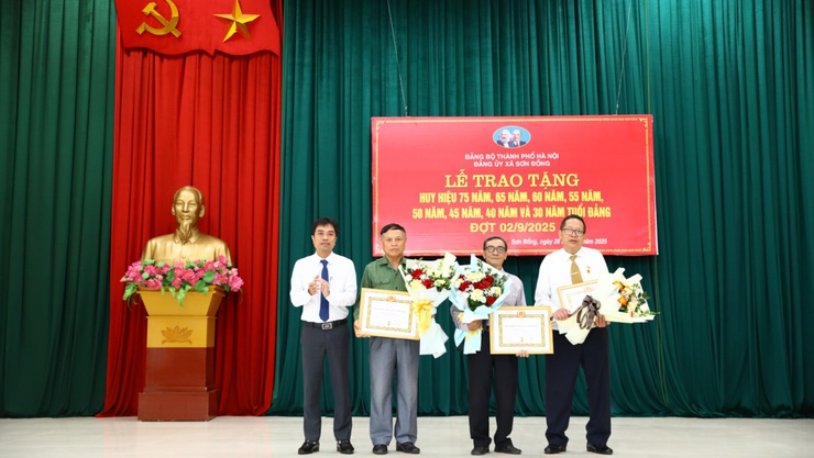Sơn Đồng: 38 đồng chí được tặng, truy tặng Huy hiệu Đảng đợt 02/9/2025- Ảnh 8. Sơn Đồng: 38 đồng chí được tặng, truy tặng Huy hiệu Đảng đợt 02/9/2025- Ảnh 8.