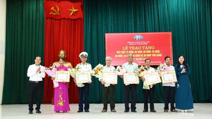 Sơn Đồng: 38 đồng chí được tặng, truy tặng Huy hiệu Đảng đợt 02/9/2025- Ảnh 9.