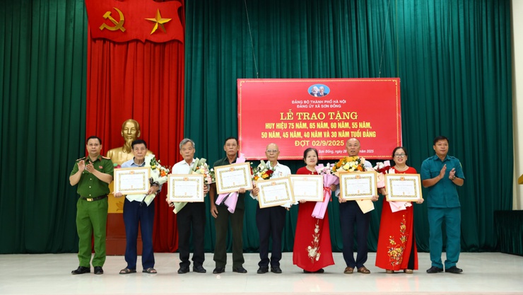 Sơn Đồng: 38 đồng chí được tặng, truy tặng Huy hiệu Đảng đợt 02/9/2025- Ảnh 10.