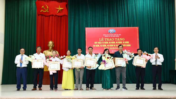 Sơn Đồng: 38 đồng chí được tặng, truy tặng Huy hiệu Đảng đợt 02/9/2025- Ảnh 11. Sơn Đồng: 38 đồng chí được tặng, truy tặng Huy hiệu Đảng đợt 02/9/2025- Ảnh 11.