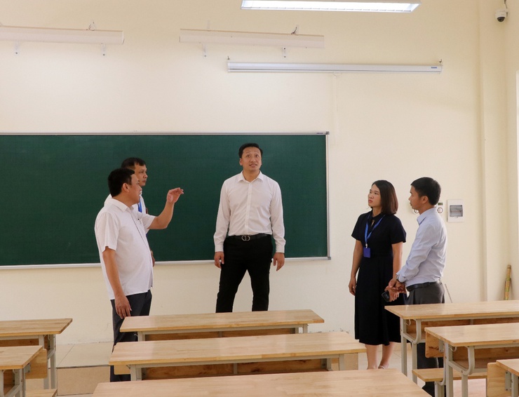 Đồng chí Lê Đức Tùng: Phó chủ tịch UBND xã kiểm tra các trường công tác chuẩn bị năm học mới- Ảnh 2.