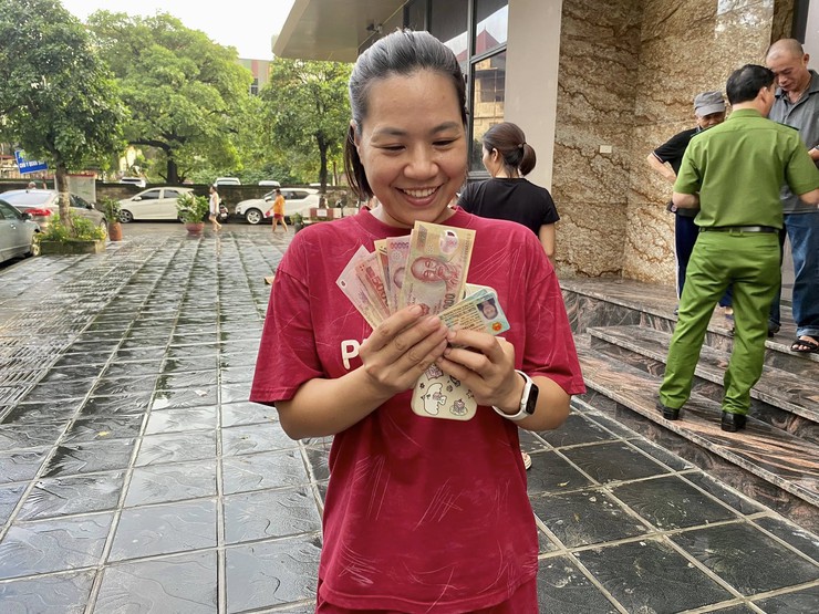 Nhân dân Dương Nội phấn khởi nhận quà Quốc khánh 2/9- Ảnh 6.