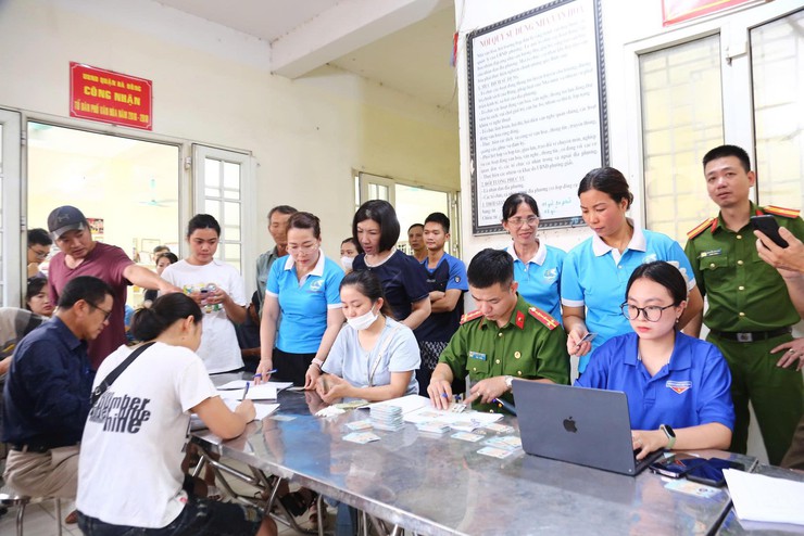 Nhân dân Dương Nội phấn khởi nhận quà Quốc khánh 2/9- Ảnh 2.