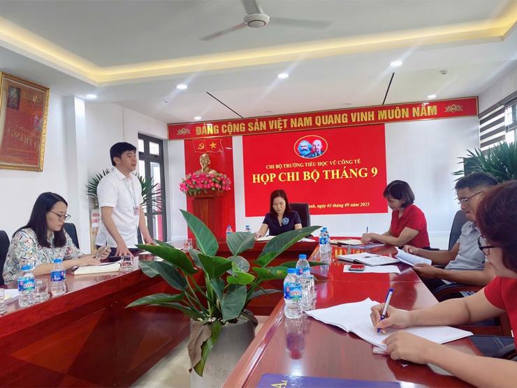 Các đồng chí lãnh đạo xã dự sinh hoạt chi bộ theo Chỉ thị số 50-CT/TW của Ban Bí thư Trung ương Đảng- Ảnh 1.