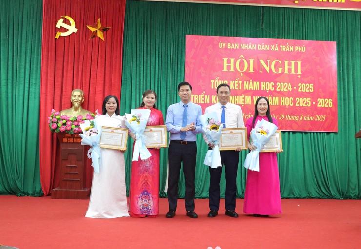 UBND xã Trần Phú: triển khai công văn thực hiện Lễ khai giảng năm học mới- Ảnh 1.