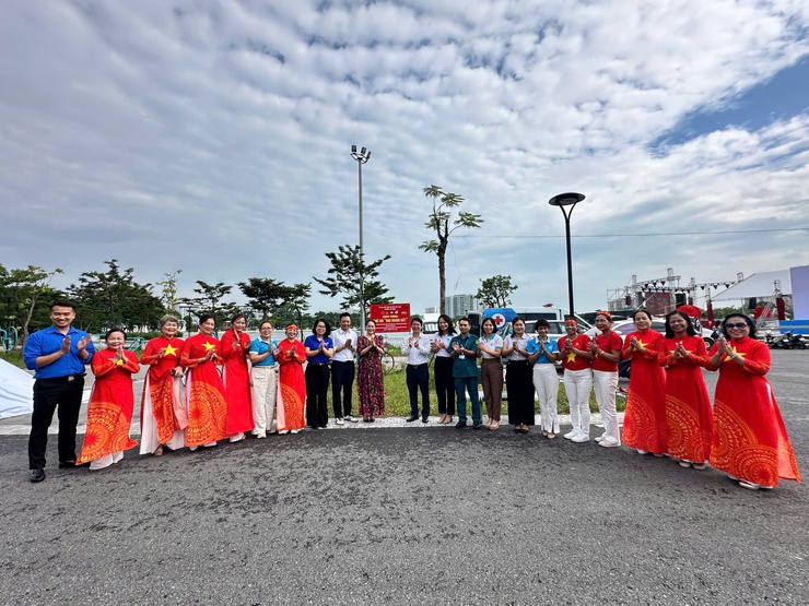 Ủy ban MTTQ Việt Nam phường Việt Hưng tổ chức gắn biển công trình Ghế đá “Đại đoàn kết” tại Công viên Long Biên- Ảnh 5.