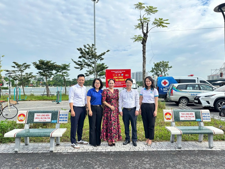 Ủy ban MTTQ Việt Nam phường Việt Hưng tổ chức gắn biển công trình Ghế đá “Đại đoàn kết” tại Công viên Long Biên- Ảnh 2.