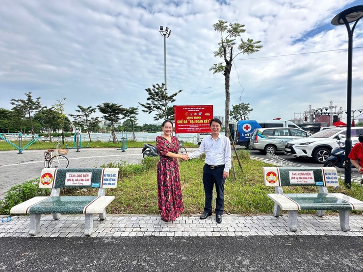 Ủy ban MTTQ Việt Nam phường Việt Hưng tổ chức gắn biển công trình Ghế đá “Đại đoàn kết” tại Công viên Long Biên- Ảnh 4.