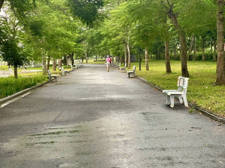 Ủy ban MTTQ Việt Nam phường Việt Hưng tổ chức gắn biển công trình Ghế đá “Đại đoàn kết” tại Công viên Long Biên- Ảnh 3.