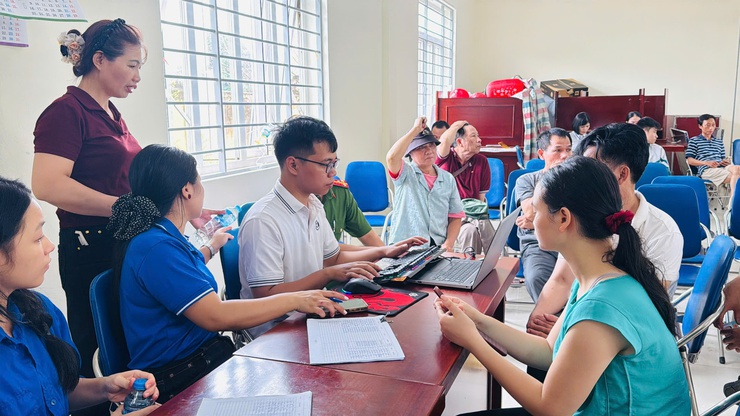 Phường Xuân Phương tổ chức tặng quà nhân dịp Kỷ niệm 80 năm Cách mạng Tháng Tám và Quốc khánh 2/9- Ảnh 1.