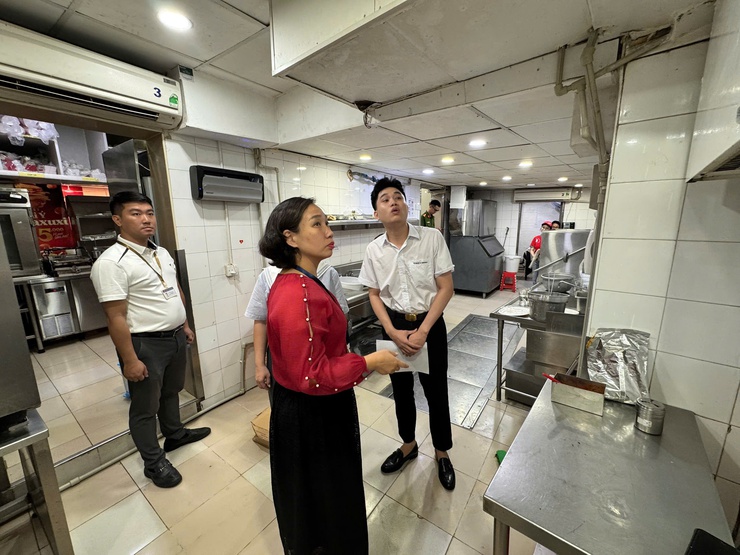 PHƯỜNG VĂN MIẾU – QUỐC TỬ GIÁM TĂNG CƯỜNG KIỂM TRA, ĐẢM BẢO AN TOÀN THỰC PHẨM PHỤC VỤ TRƯỚC, TRONG VÀ SAU HOẠT ĐỘNG LỄ KỶ NIỆM 80 NĂM CÁCH MẠNG THÁNG 8 THÀNH CÔNG VÀ QUỐC KHÁNH NƯỚC CỘNG HÒA XÃ HỘI CHỦ NGHĨA VIỆT NAM - Ảnh 2.