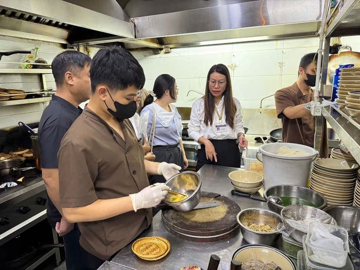 PHƯỜNG VĂN MIẾU – QUỐC TỬ GIÁM TĂNG CƯỜNG KIỂM TRA, ĐẢM BẢO AN TOÀN THỰC PHẨM PHỤC VỤ TRƯỚC, TRONG VÀ SAU HOẠT ĐỘNG LỄ KỶ NIỆM 80 NĂM CÁCH MẠNG THÁNG 8 THÀNH CÔNG VÀ QUỐC KHÁNH NƯỚC CỘNG HÒA XÃ HỘI CHỦ NGHĨA VIỆT NAM - Ảnh 3.