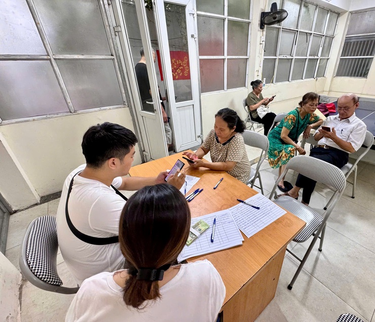 UBND PHƯỜNG VĂN MIẾU – QUỐC TỬ GIÁM GẤP RÚT TRIỂN KHAI TRAO QUÀ TẾT ĐỘC LẬP ĐẾN NHÂN DÂN TRÊN ĐỊA BÀN - Ảnh 4.