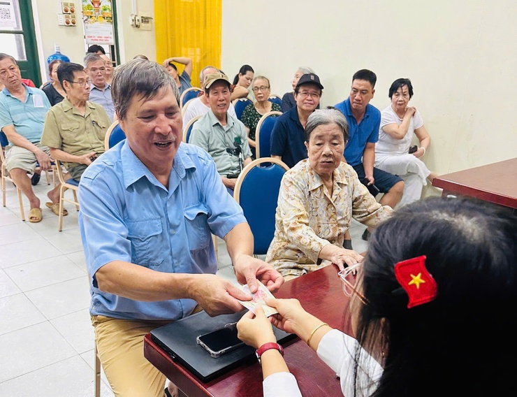 Phường Xuân Phương tổ chức tặng quà nhân dịp Kỷ niệm 80 năm Cách mạng Tháng Tám và Quốc khánh 2/9- Ảnh 2.