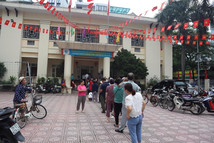 Phường Từ Liêm khẩn trương triển khai chi trả tiền quà kỷ niệm Quốc khánh 2/9 cho người dân- Ảnh 1.